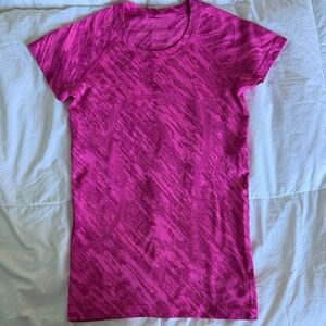 Lululemon Women's Patterned Fuschia Pink Swiftly Short Sleeve